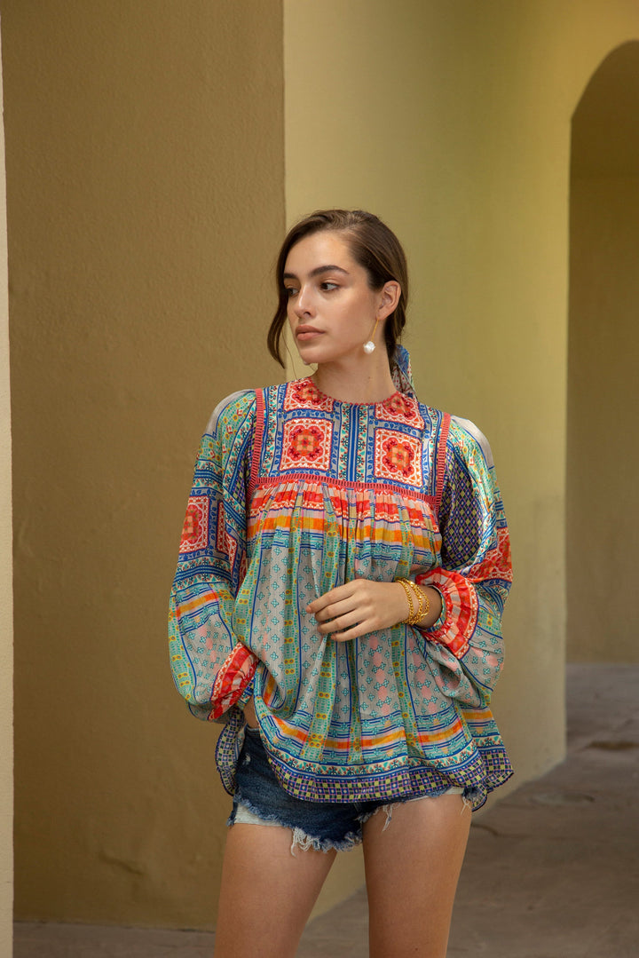 Himmelblaues Oberteil