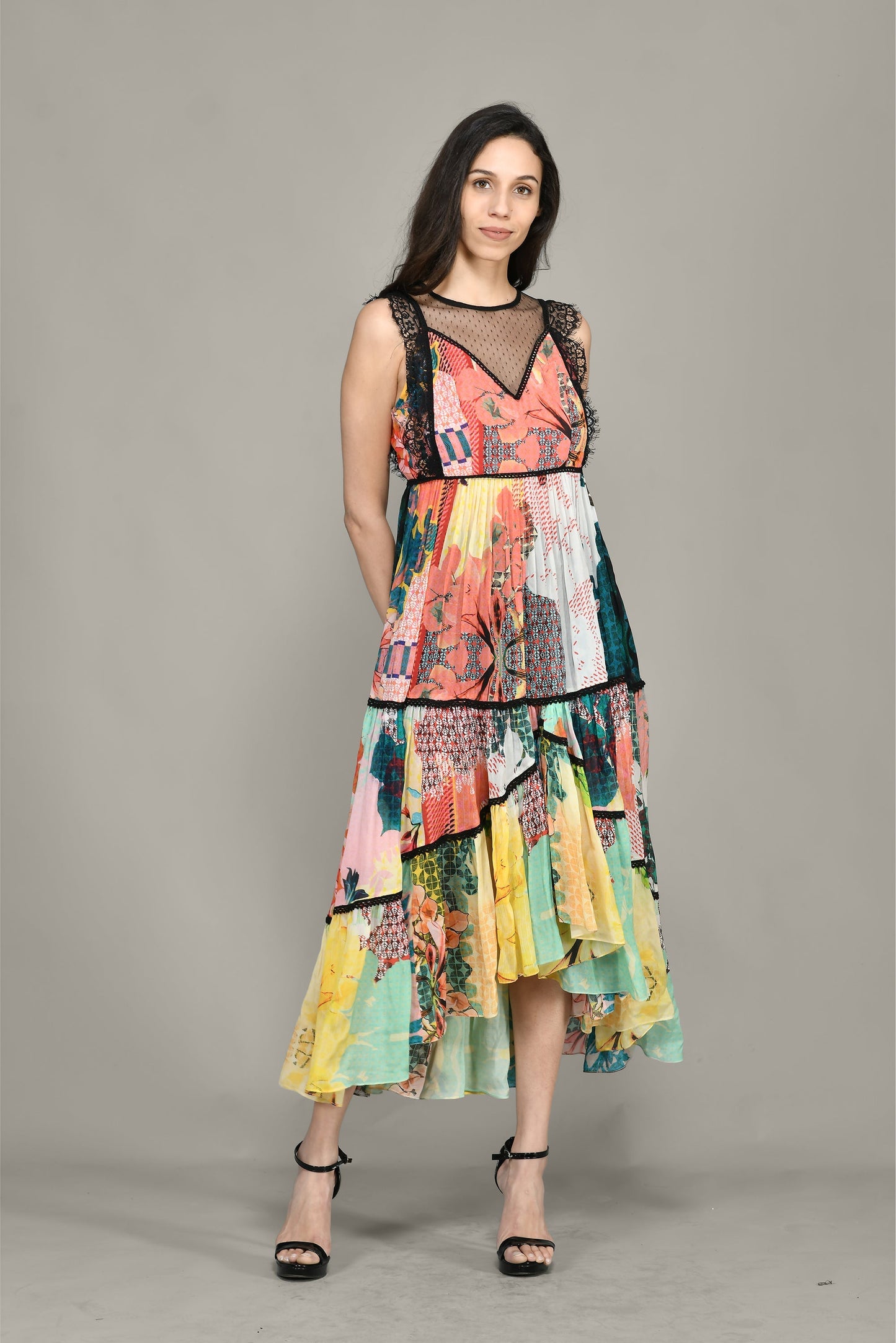 Gestuftes Midikleid mit Ara-Muster