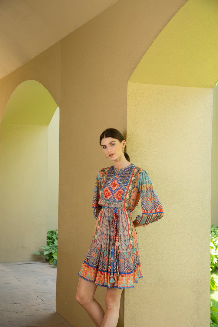 Himmelblaues, gestuftes Minikleid