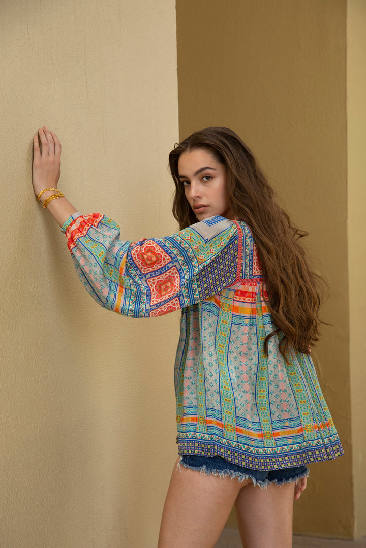 Himmelblaues Oberteil