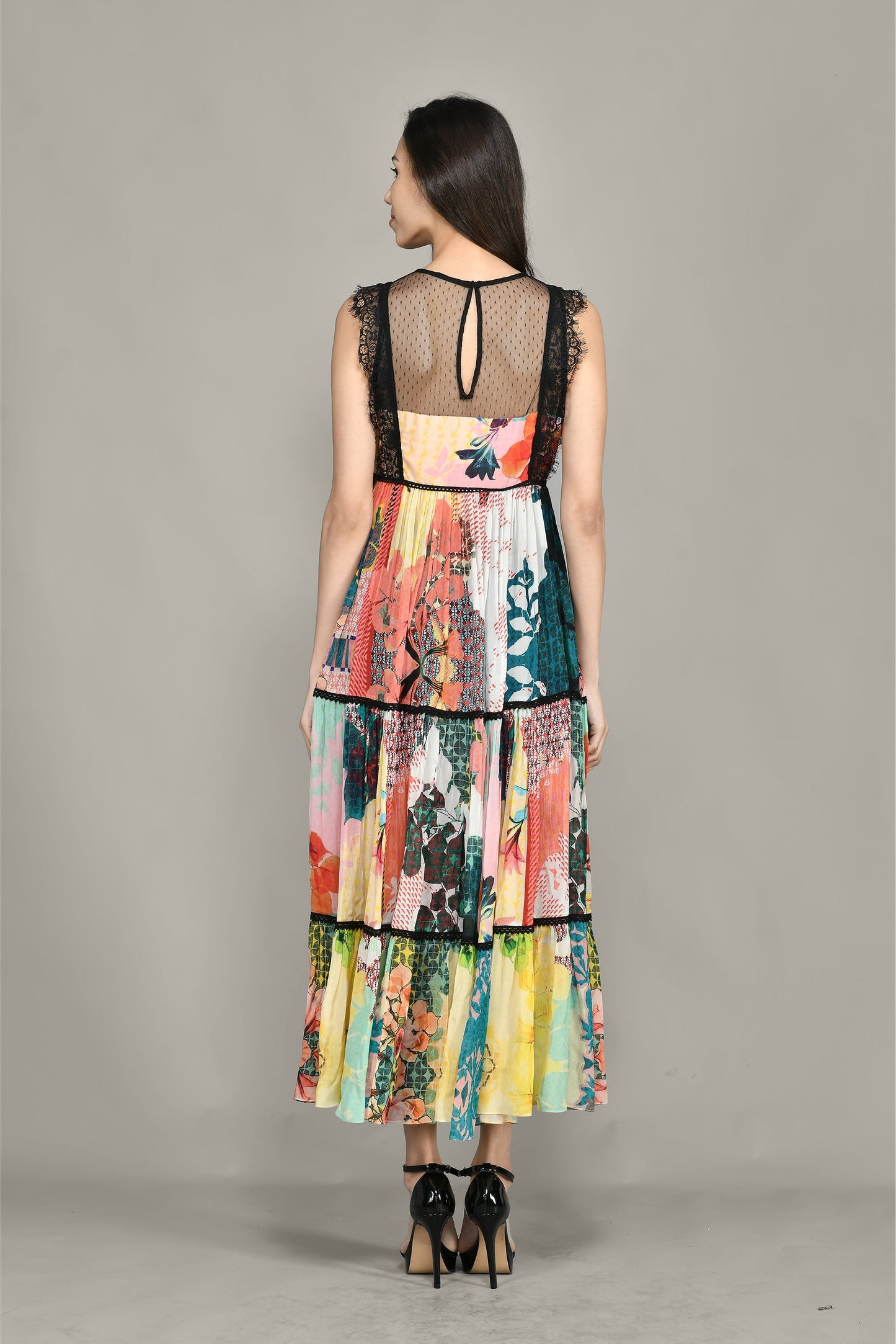 Gestuftes Midikleid mit Ara-Muster