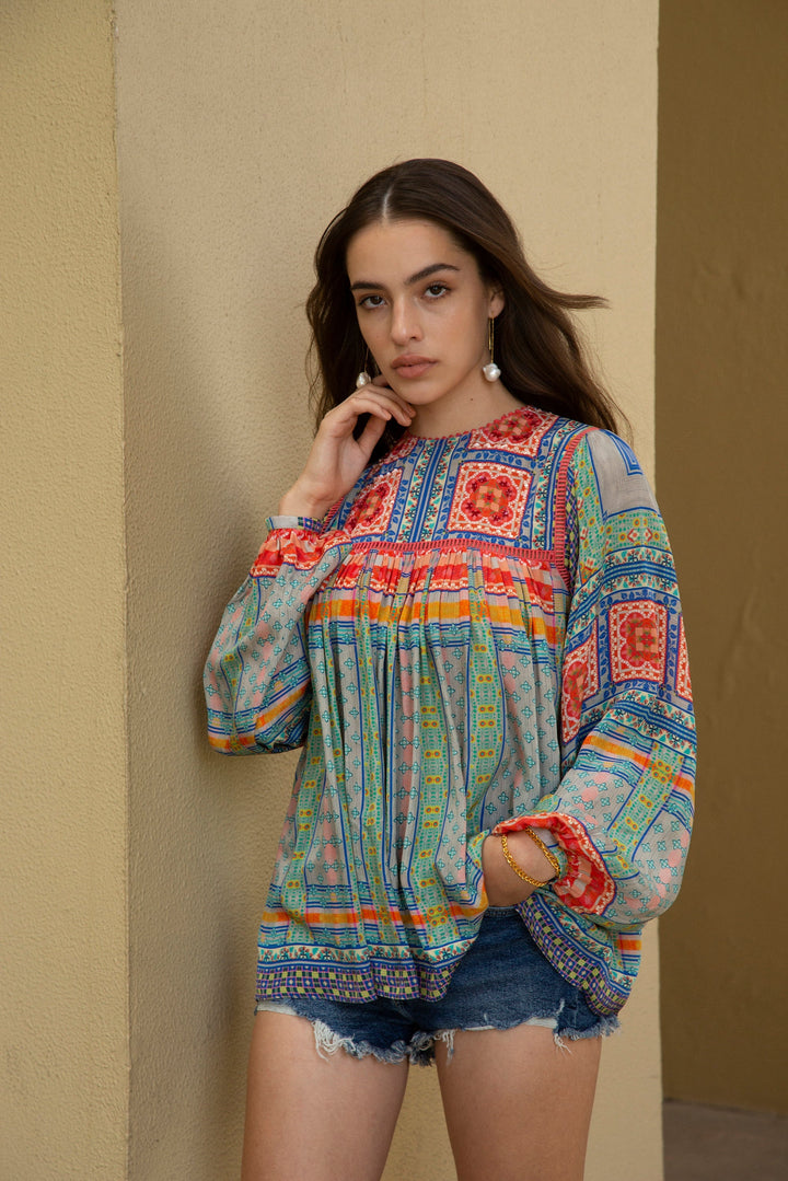 Himmelblaues Oberteil