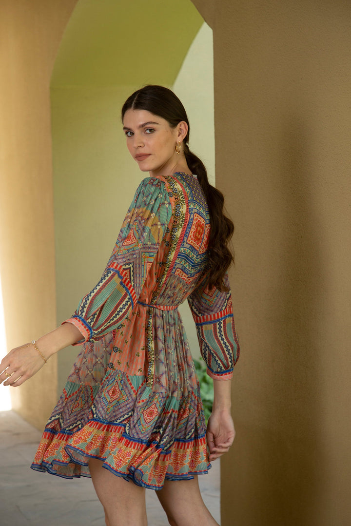 Himmelblaues, gestuftes Minikleid